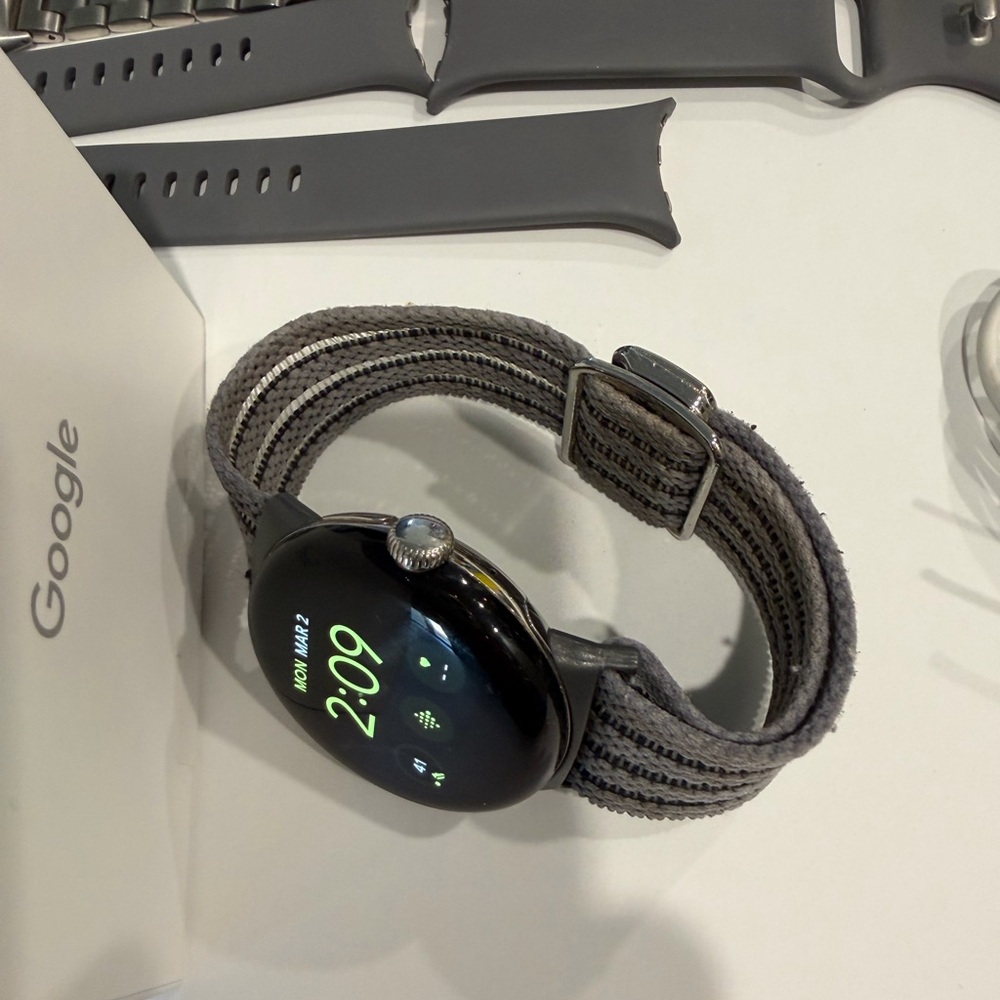 Google Smartwatch with Gray Band - Picture 11 of 11